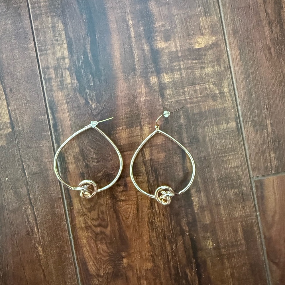 Gold Kendra Scott earrings